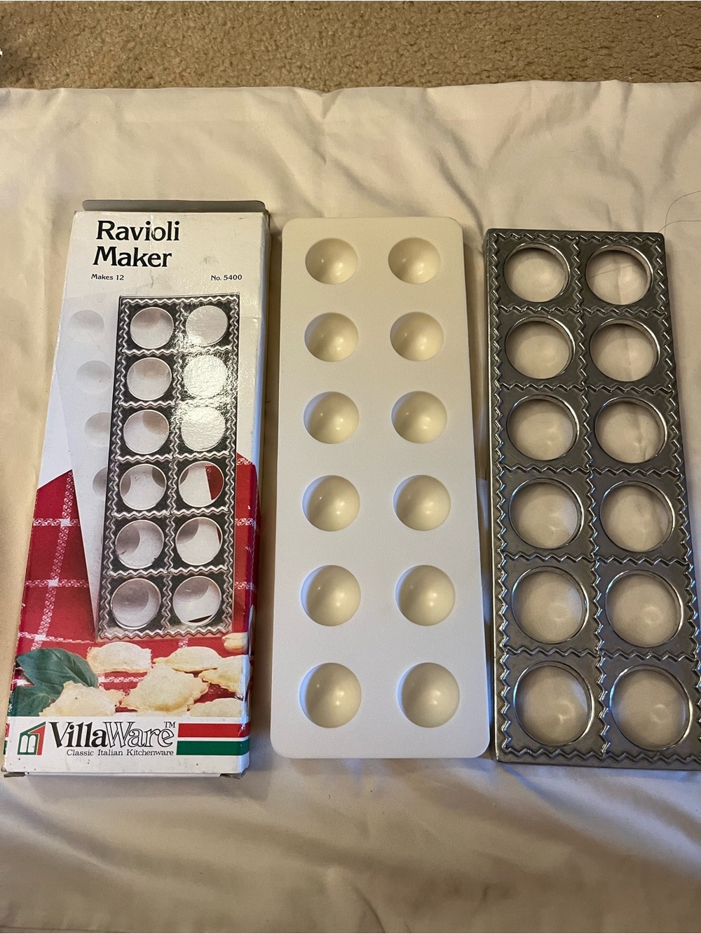 VTG VillaWare Ravioli Maker 12 Hole Round Scalloped Pasta Mold Press Italian Kit